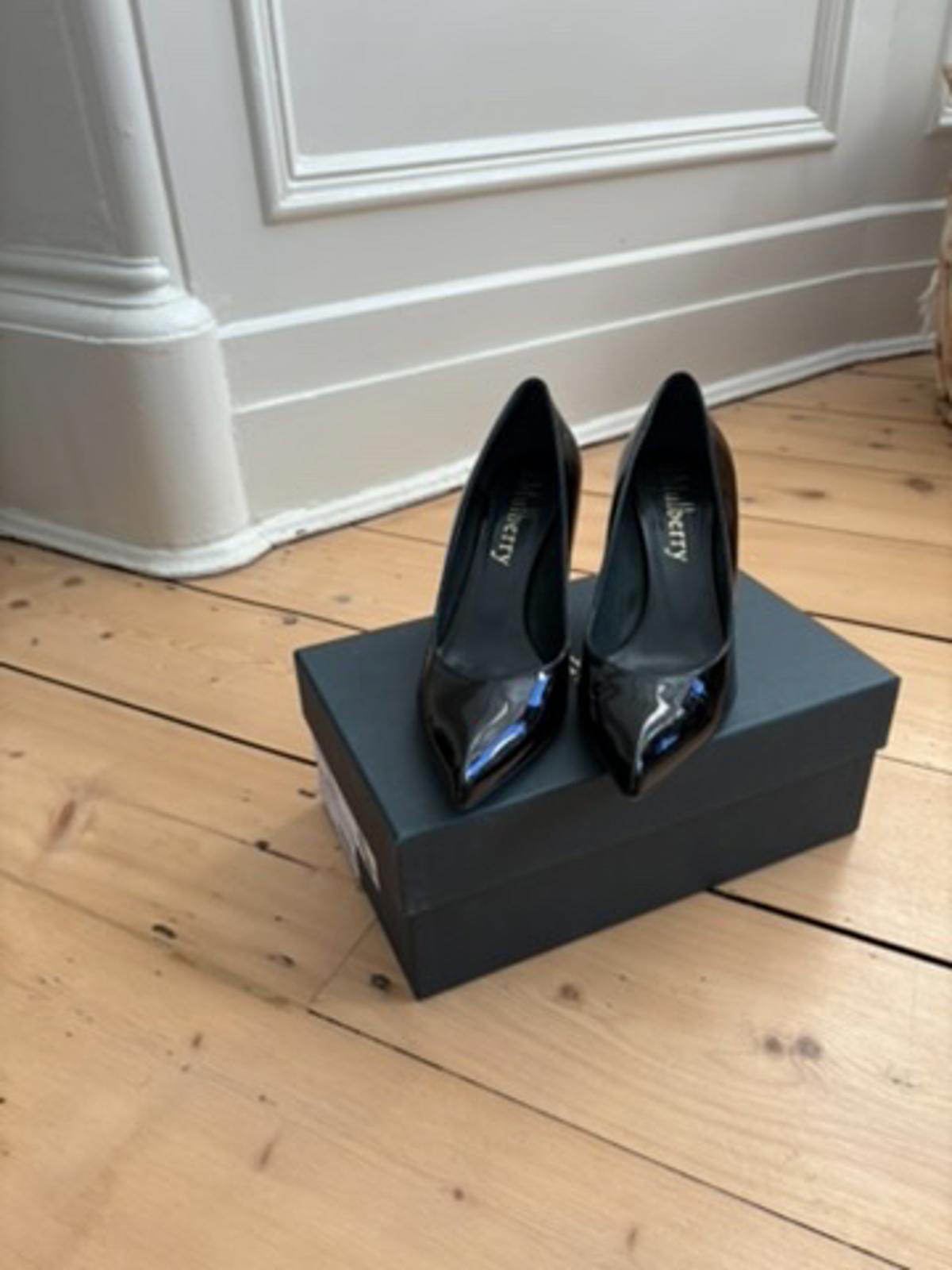 Mulberry Patent Leather Pointed Toe Pumps – Size 38 Black