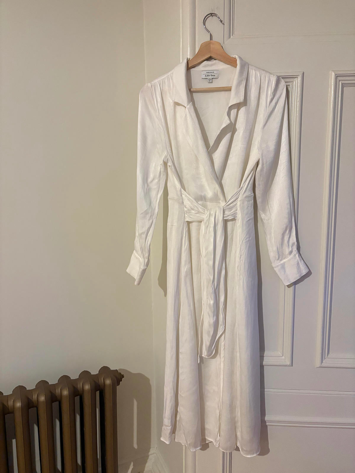 & Other Stories White Wrap Midi Dress – EUR 40. Soft romantic feminine