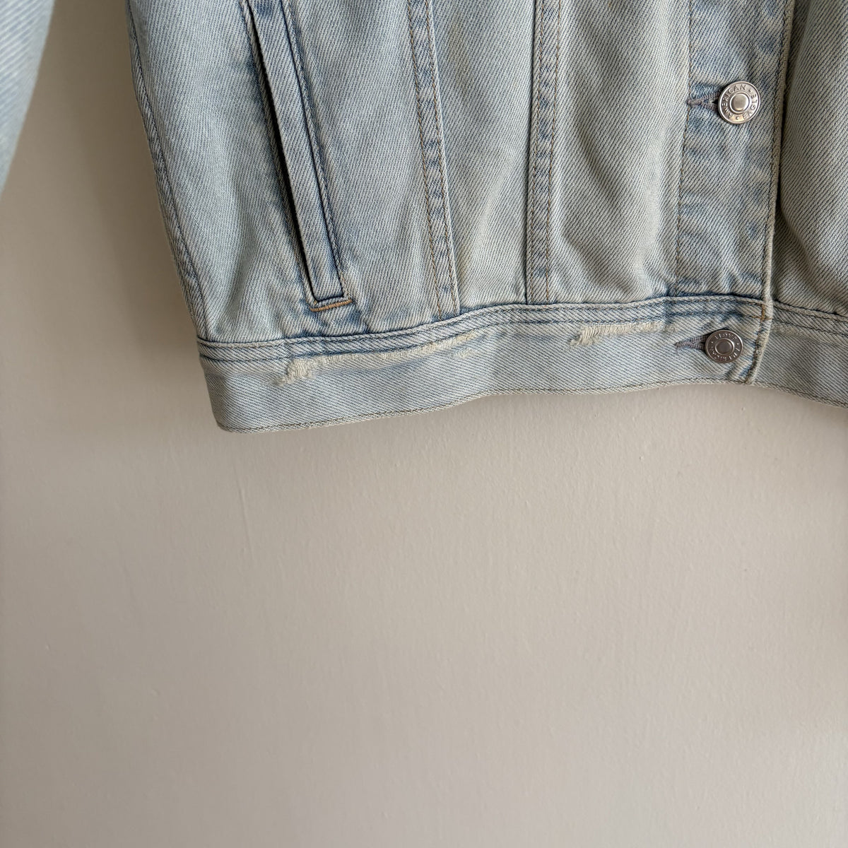 American Eagle | Light Wash Denim Trucker Jacket | Distressed | Size M